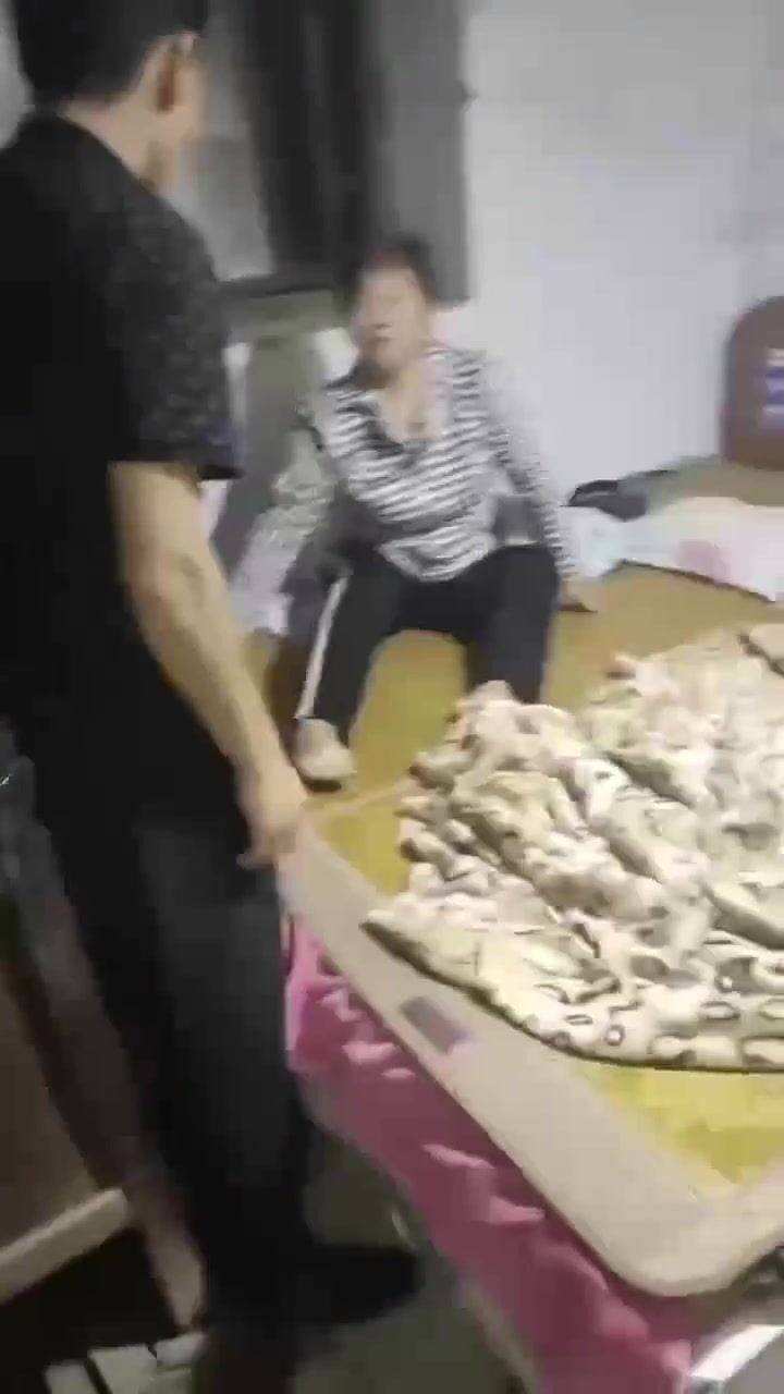Bà già U65 đi nhà nghỉ ngoại tình thì bị chồng đi đánh ghen 😄 lão nhân tình hổ báo.